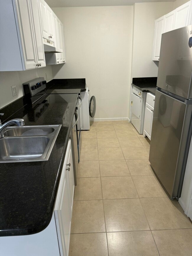 Building Photo - 2080 Greenview Shores Blvd