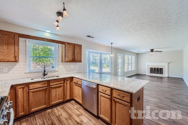 Building Photo - 10930 Pinehigh Dr