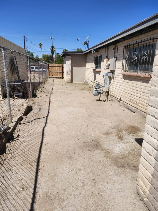 Building Photo - 1408-1410 N Hualpai Rd