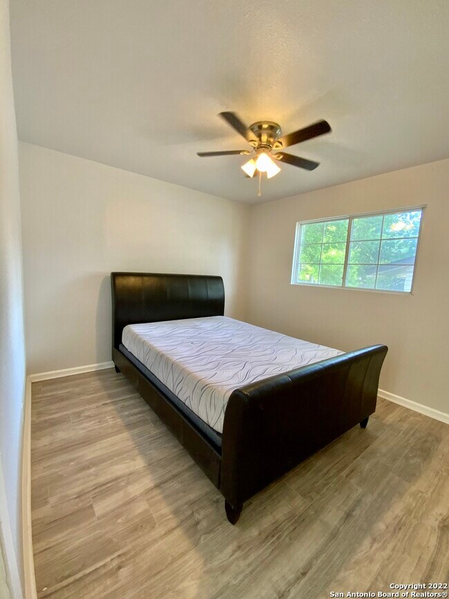 Building Photo - 8110 Pleasant Forest Dr