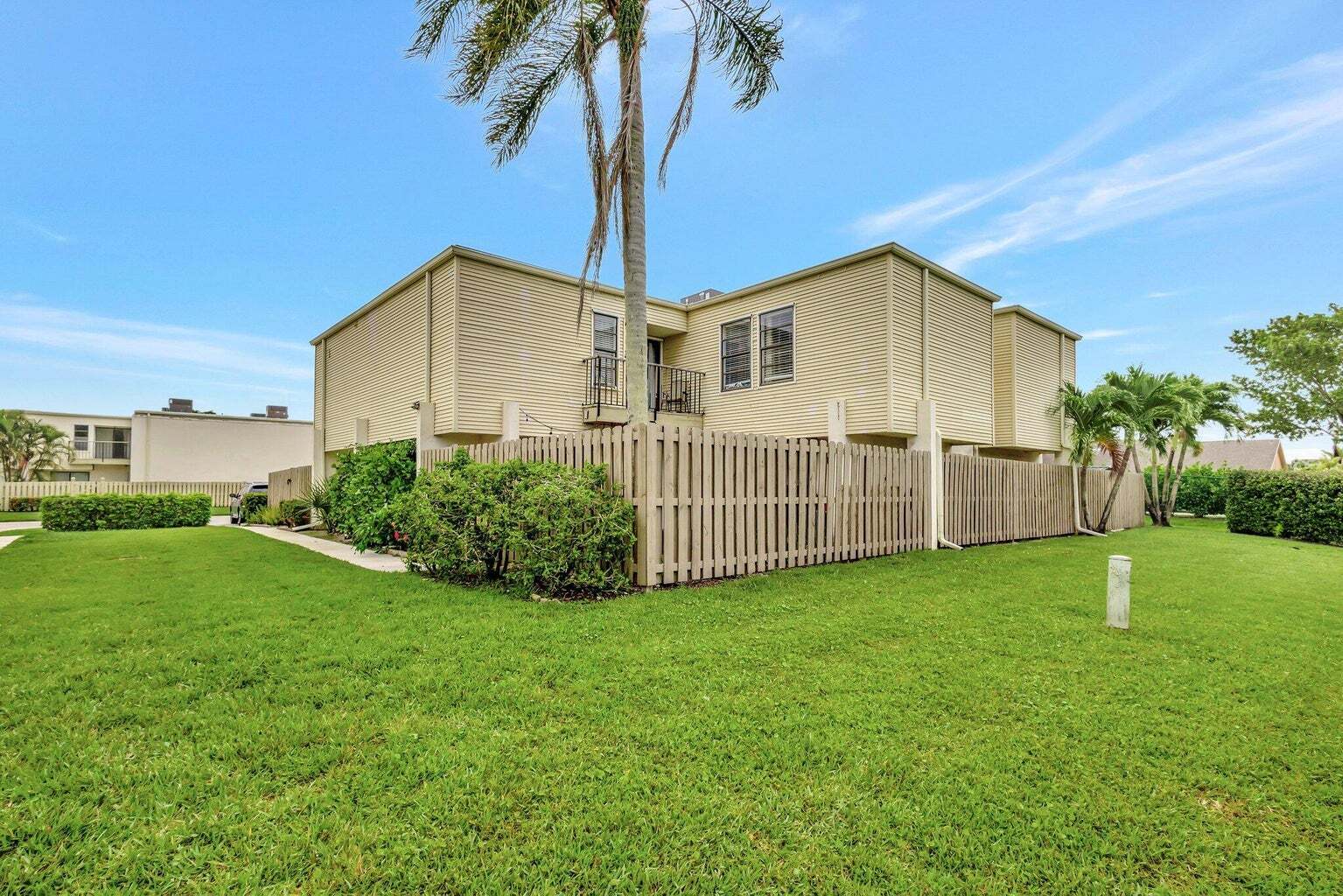 Building Photo - 1586 Shaker Cir