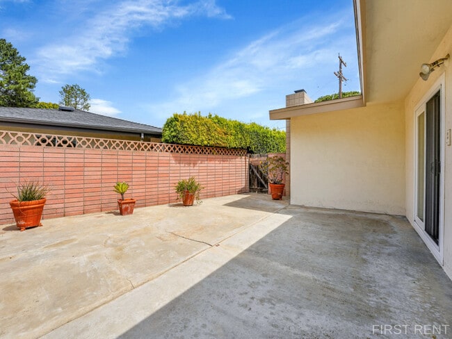 Building Photo - 5250 Vickie Dr