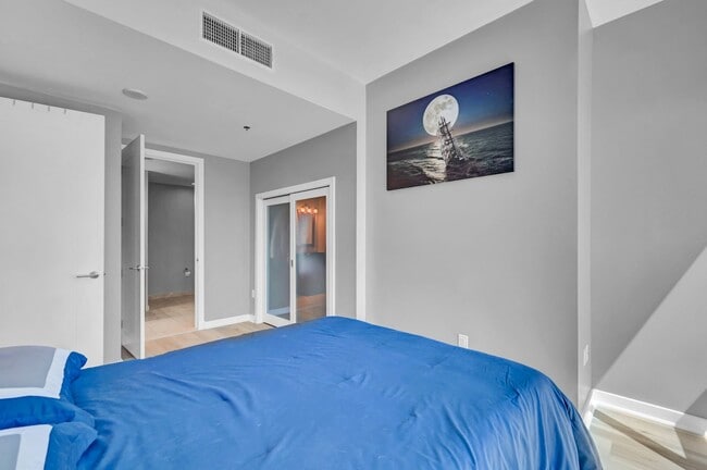 Building Photo - Fully Furnished 2 Bedroom 2 Bath High Rise with Strip Views