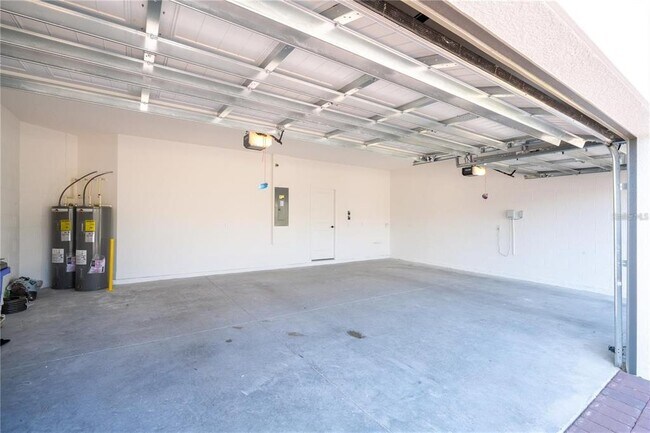 Building Photo - 5090 Shady Pnes Dr