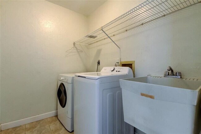 Building Photo - 4139 Brentwood Park Cir