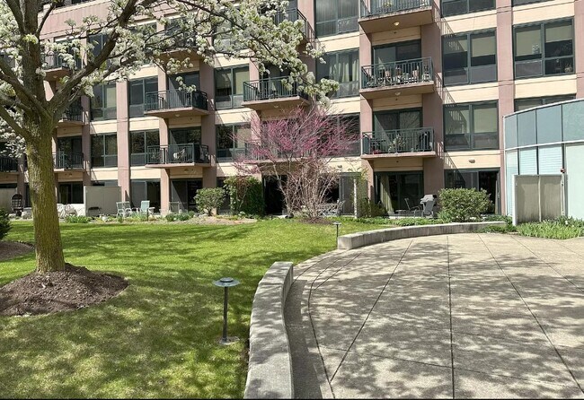 Building Photo - 817 Davis St