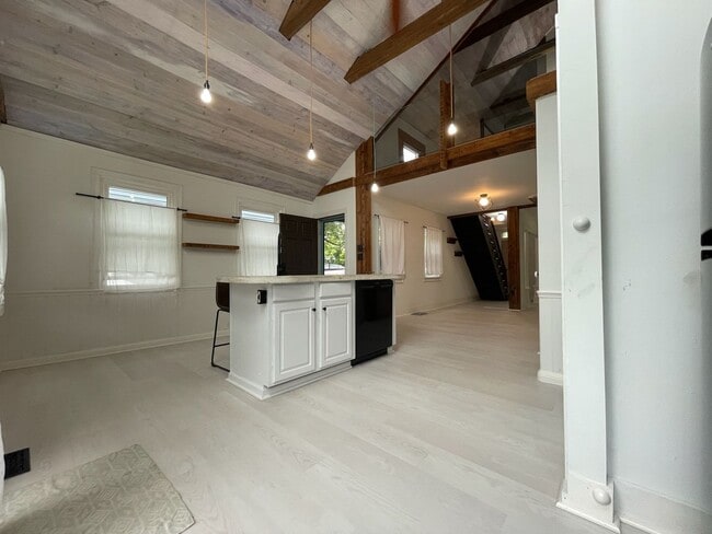 Building Photo - Charming - updated and well maintained - 2...