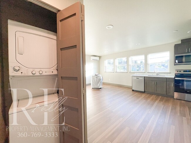 Building Photo - Fully Renovated Upper Unit with Modern Finishes & A/C