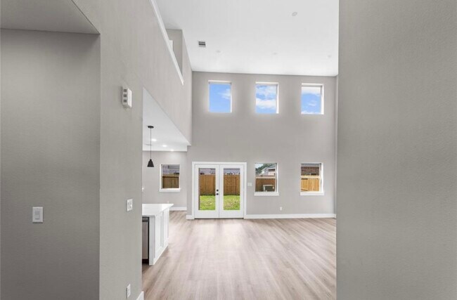 Primary Photo - 2606 Martinas