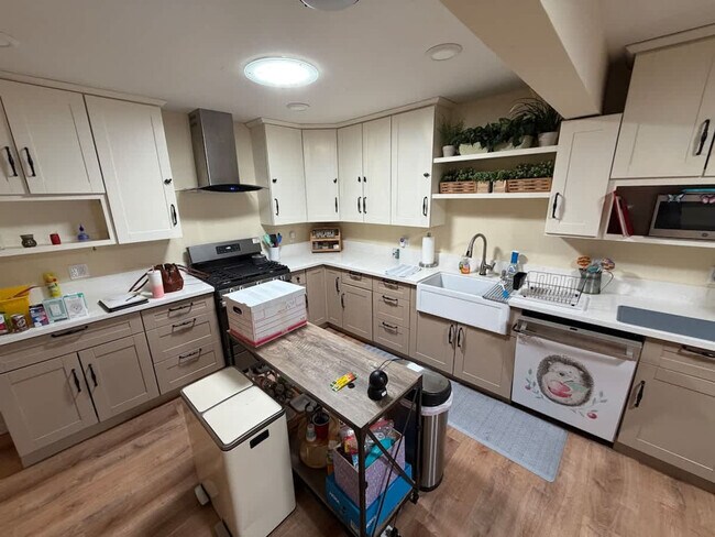 Building Photo - 2069 Horne St