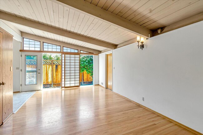 Building Photo - 3 Bedroom 2 Bath Home located in Palo Alto's Palo Verde Neighborhood!