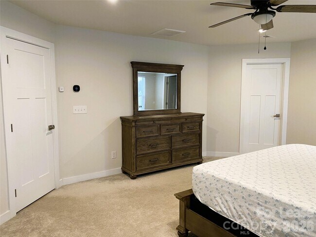 Building Photo - 3163 Streamside Dr