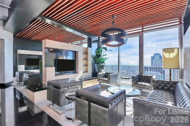 Building Photo - 215 N Pine St