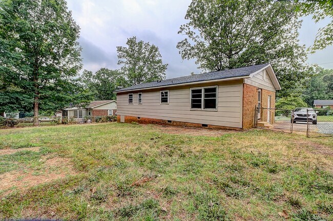 Building Photo - 1500 Northwoods Dr