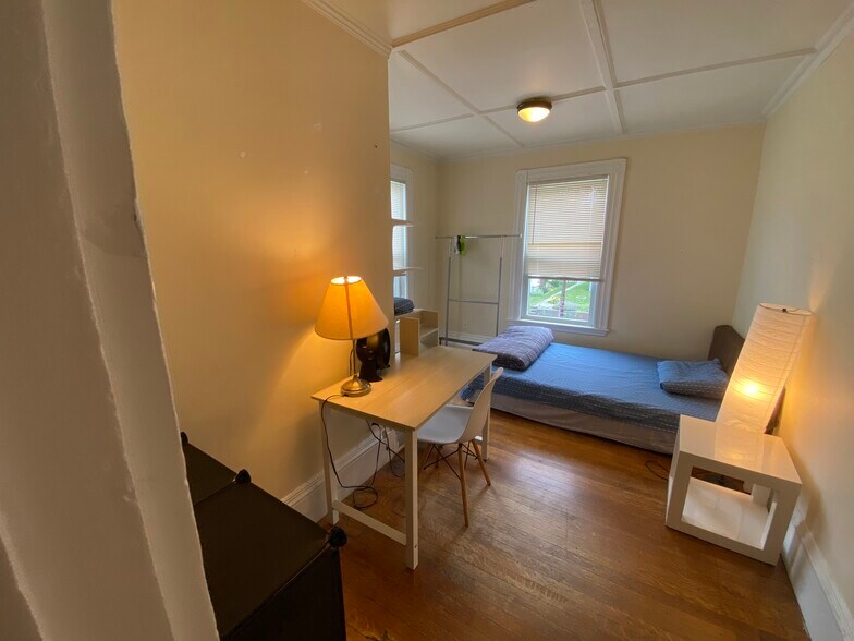 Rm#2 190sqft(13.5x10+clst+office) - 21 Royall St