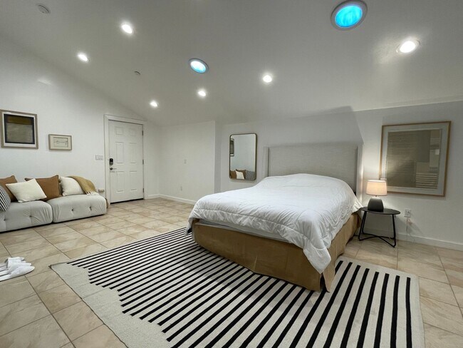 Building Photo - PRIVATE , FURNISHED Beverly Hills Studio Back House ! All utilities included