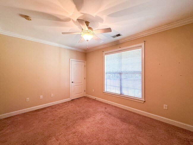 Building Photo - Beautiful 3 Bed 2 Bath Condo with Community Amenities