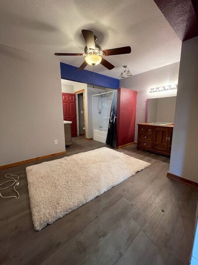 Building Photo - NEW ON MARKET // ALL BILLS PAID !