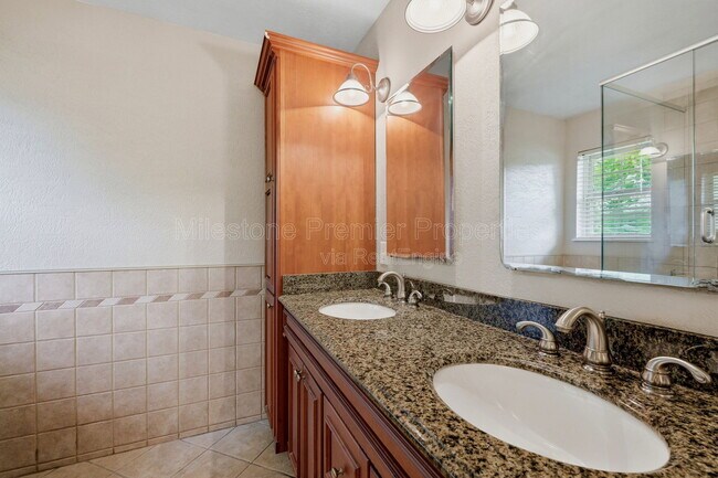 Building Photo - 2502 Turtle Creek Dr