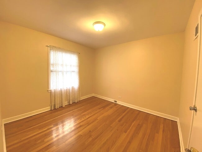Building Photo - 2830 W Summerdale Ave