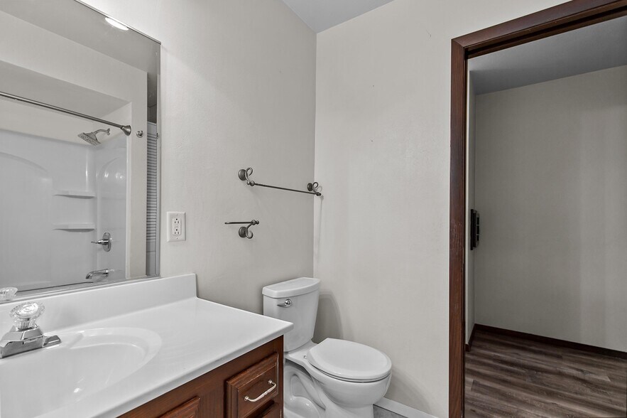 Full Bathroom - 1140 S Bluemound Dr