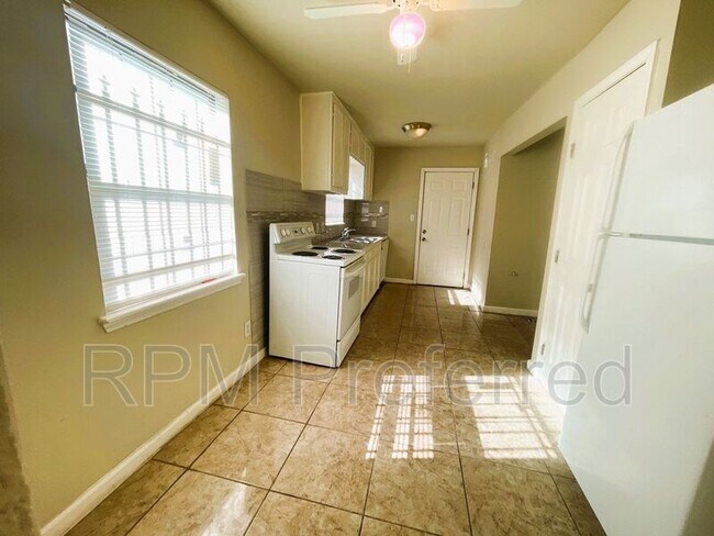 Building Photo - 3813 Drew St