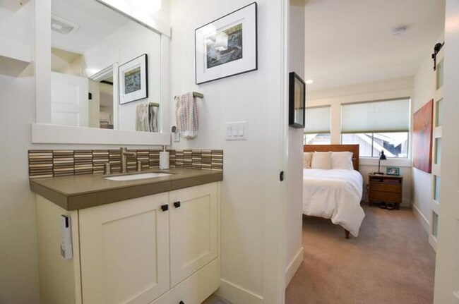 Building Photo - Charming 1 Bedroom Furnished Condo in NWX!