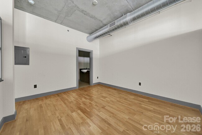 Building Photo - 505 E 6th St