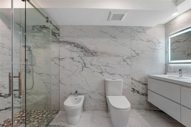 Building Photo - 520 Brickell Key Dr