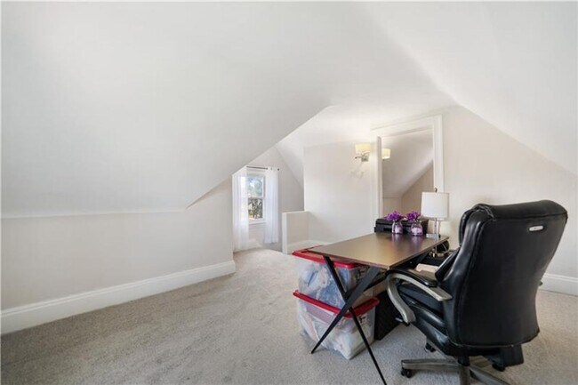 Building Photo - 3 bedroom 1 bath - What a View! - 3-bedroo...