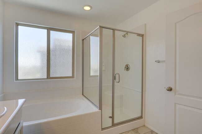 Building Photo - ** COMING SOON ** Modern Open-Concept Rental Home with White Shaker Kitchen Cabinets & Low-Mainte...