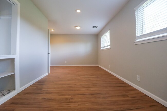 Building Photo - 4 Bedroom Home Available For Immediate Mov...
