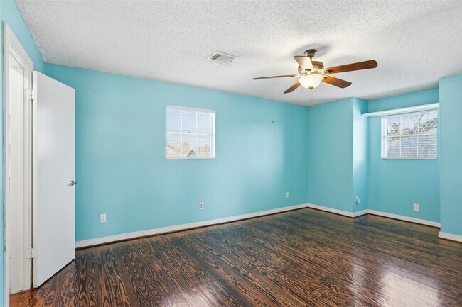 Building Photo - 818 Cedar Rd