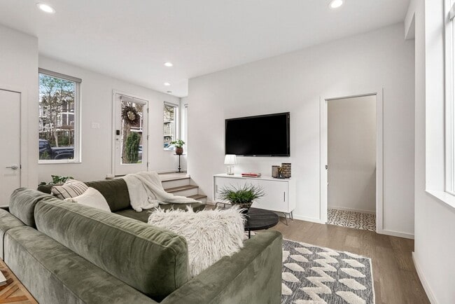 Building Photo - Judkin Parks Townhome