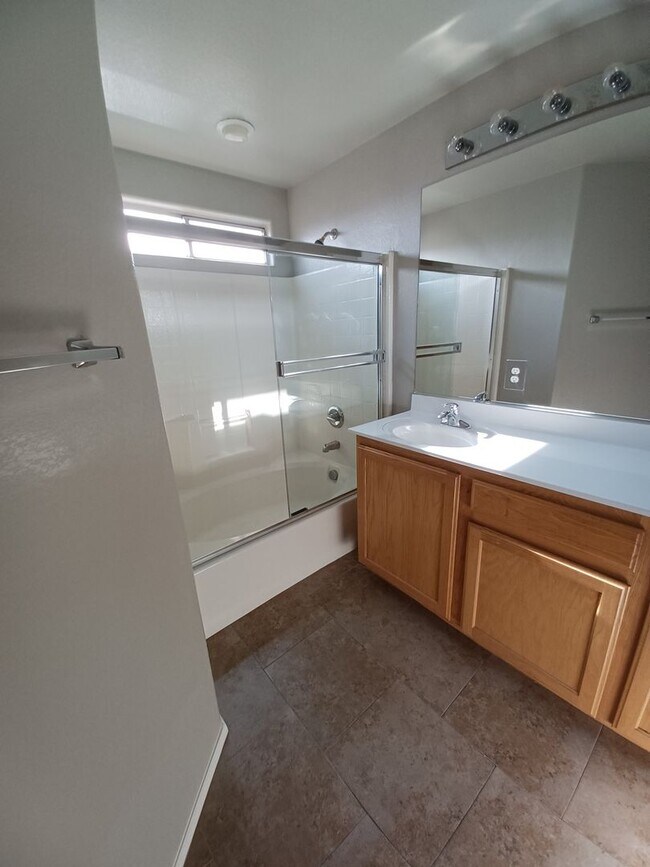Building Photo - Spacious Tri-Level Home with 4 Bedrooms & ...