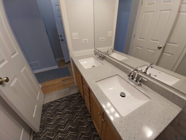 Building Photo - 4552 N Newland Ave