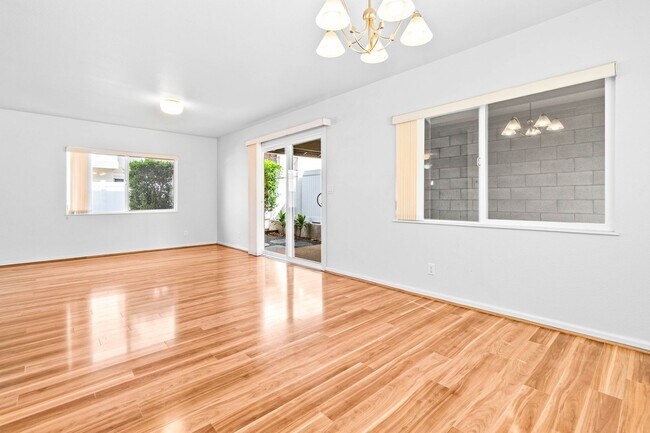 Building Photo - Spacious 3 Bedroom, 2.5 Bath Single Family...