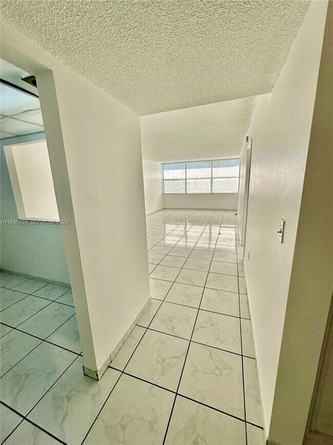 Building Photo - 1200 NE Miami Gardens Dr