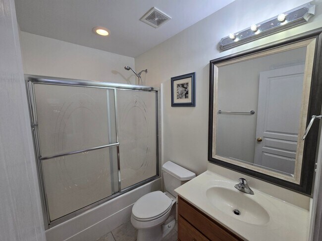 Building Photo - Stylish 3BR, 3BA Townhouse – Prime Location Near Durham & Chapel Hill!