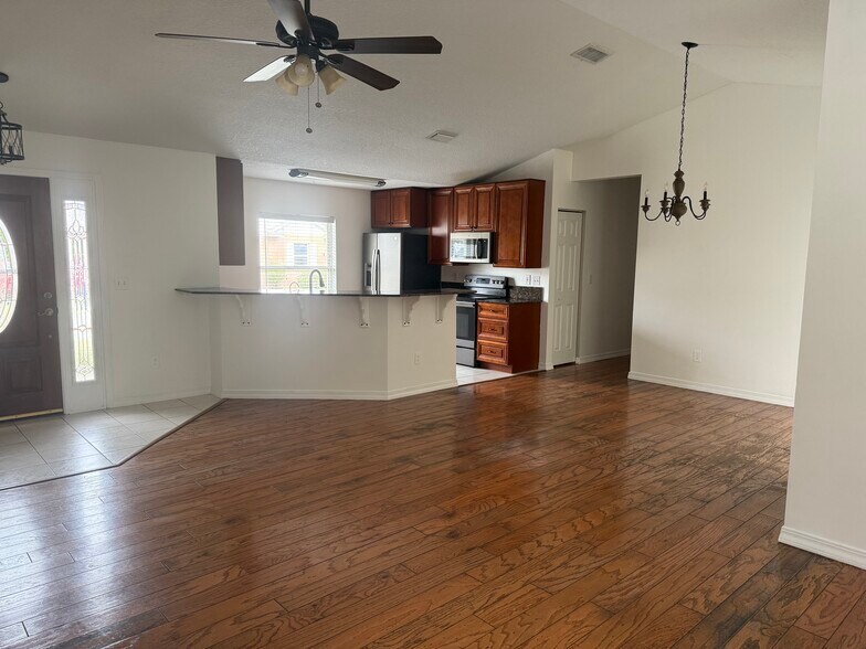 Building Photo - 453 Island View Cir