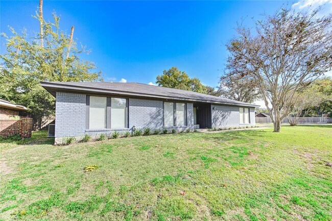 Building Photo - 1809 Lamar Dr