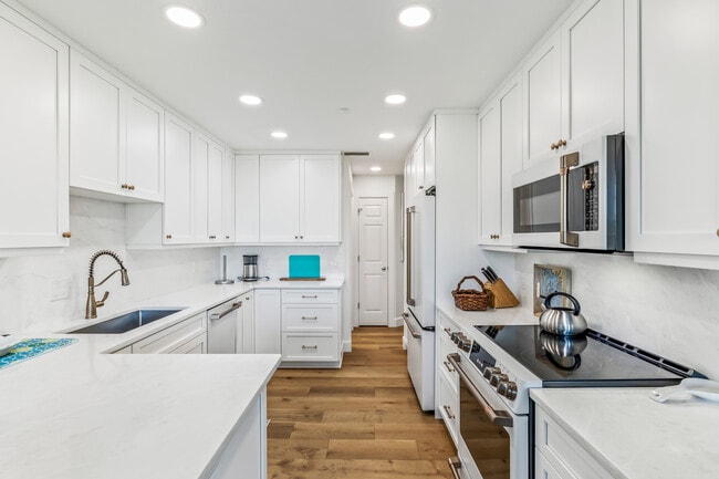 Building Photo - 786 Beach View Dr