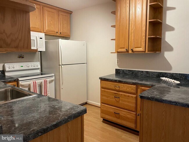 Building Photo - 2615 Glengyle Dr