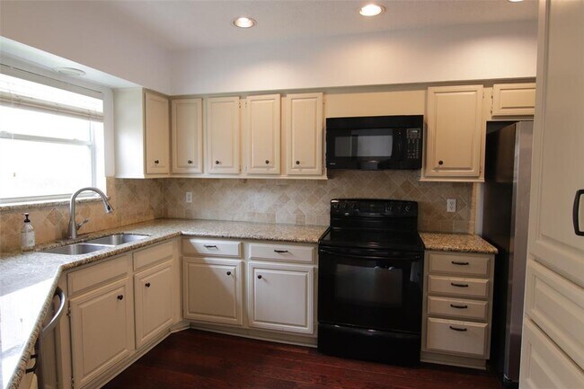 Building Photo - 926 Memorial Village Dr