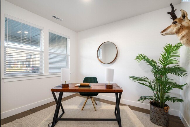 Building Photo - Generational suite w/separate entrance!