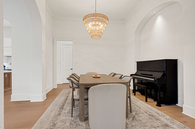 Building Photo - 2706 Tudor Manor