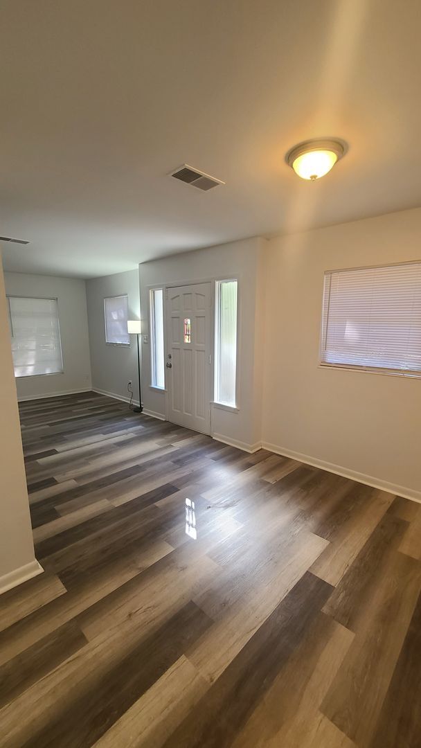 Building Photo - Fully Renovated 3/1 with huge fenced-in ba...