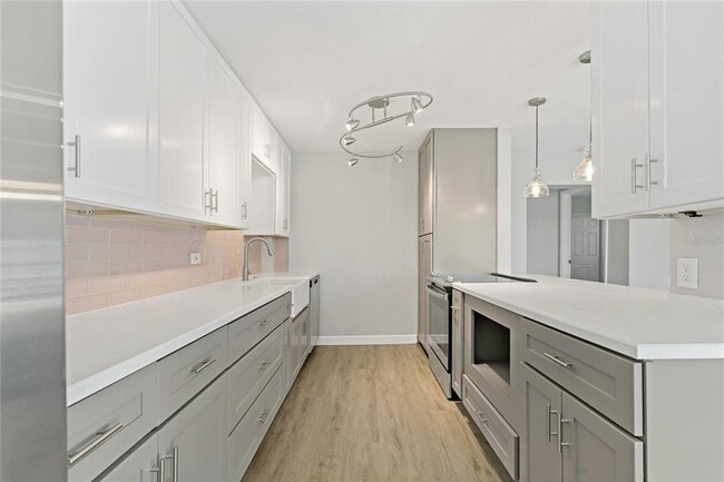 Building Photo - 8441 Bayshore Dr