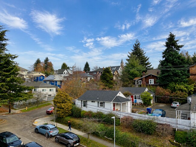 Building Photo - 709 18th Ave S