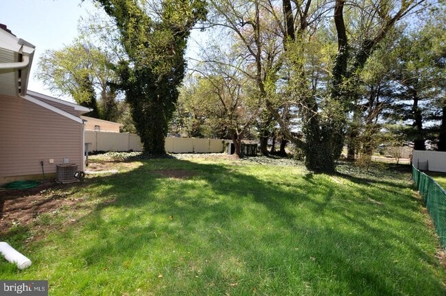 Building Photo - 432 N Coles Ave